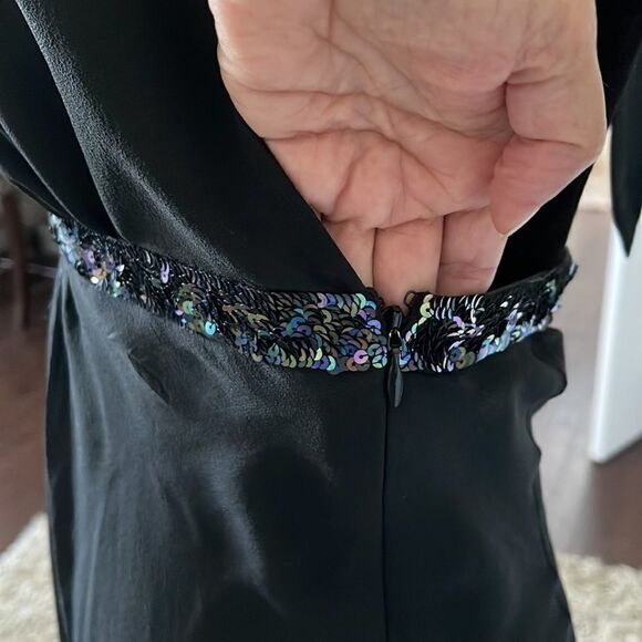 Express XS Sleeveless Top. V-neck Halter with tie. Sequenced‎ at rib cage. - Picture 6 of 8